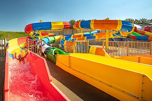Toboganes acu�ticos coloridos con ni�o divirti�ndose en camping CAPFUN Mirabelle en VOLSTROFF (57).
