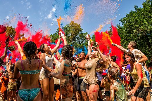 Animación festiva, personas lanzando polvos en camping CAPFUN Mirabelle en VOLSTROFF (57).