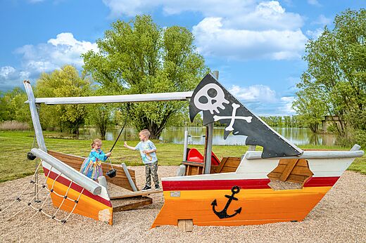 Parque infantil barco pirata con niños en camping CAPFUN Mirabelle VOLSTROFF (57).