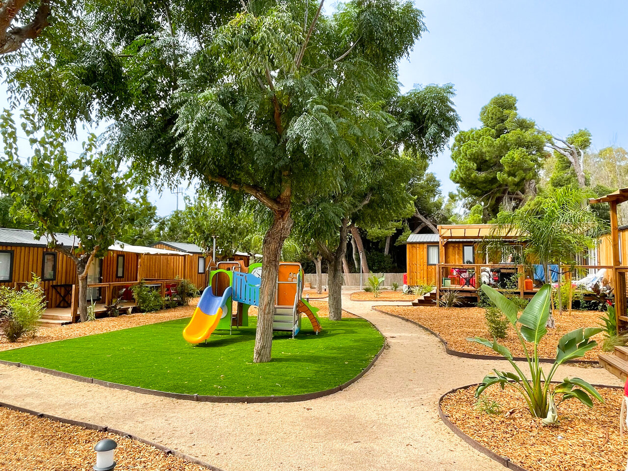 Zona de juegos y modernos mobile homes en camping CAPFUN Mirmanda en Cambrils - Vinyols i els Arcs (43).