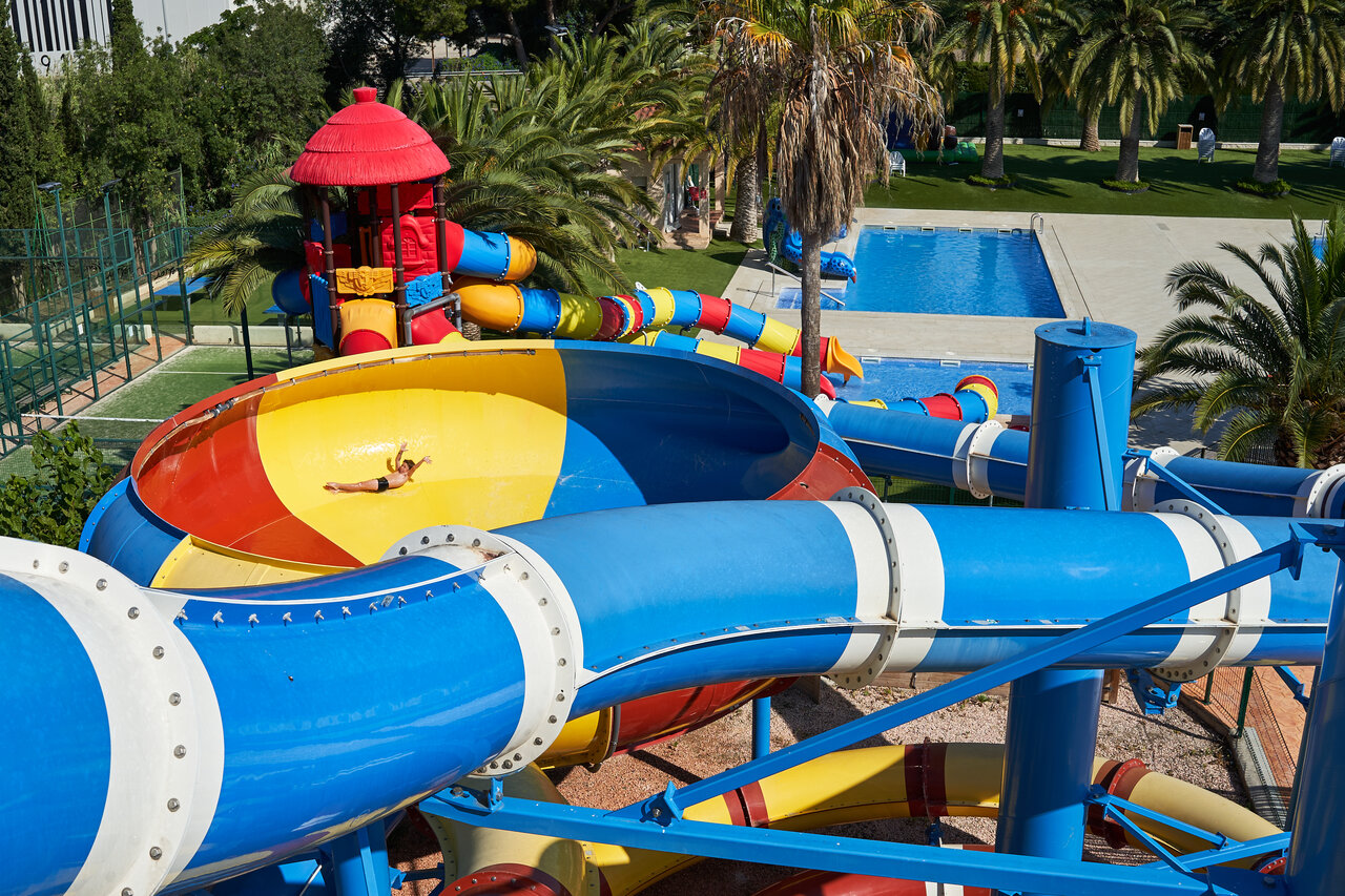 Toboganes acu�ticos coloridos y piscina exterior con ni�o en el camping CAPFUN Mirmanda en Cambrils - Vinyols i els Arcs (43).