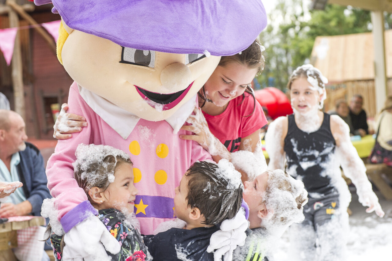 Mascota y ni�os disfrutando de una fiesta de espuma en el camping CAPFUN Mirmanda en Cambrils - Vinyols i els Arcs (43).