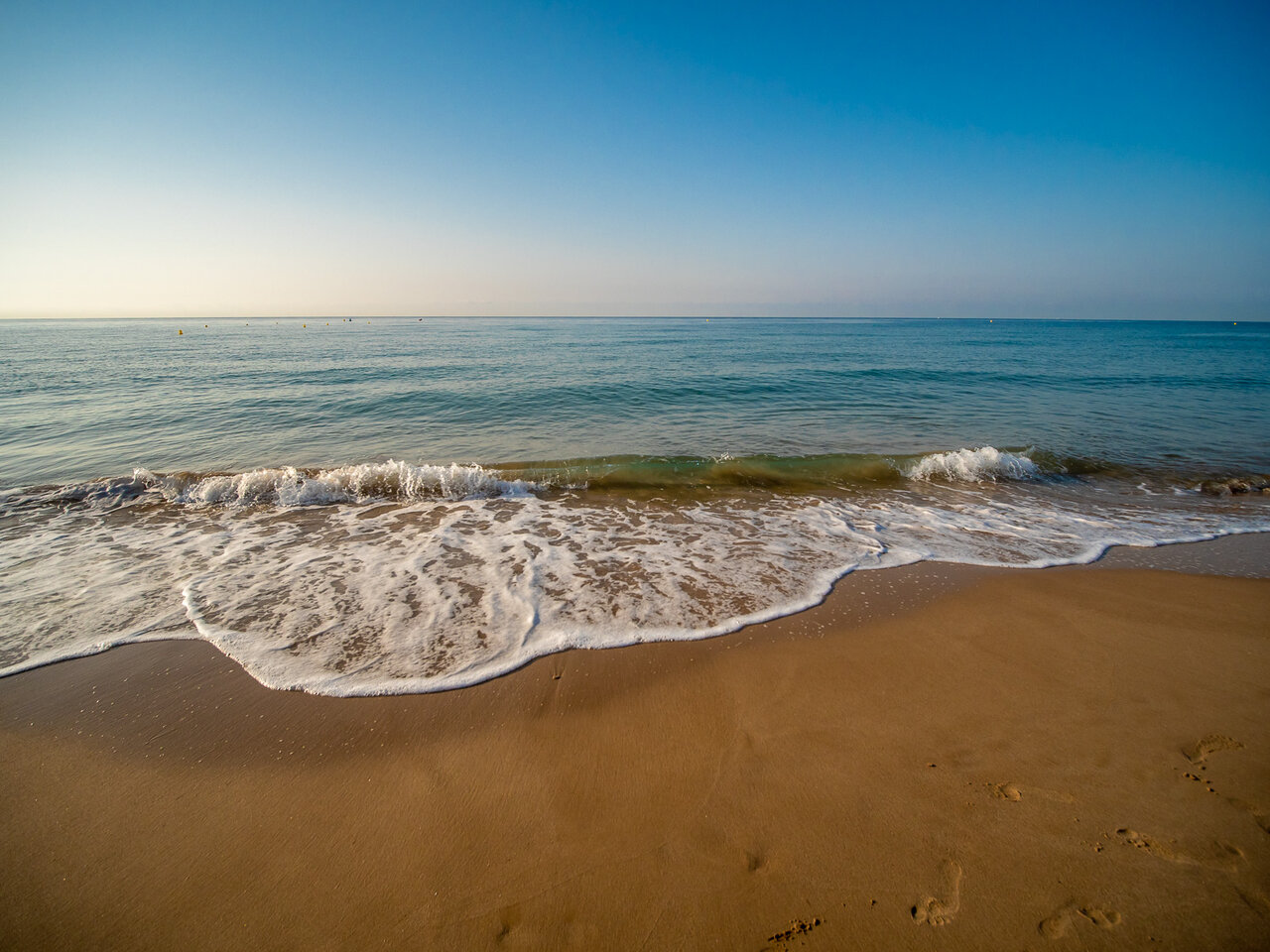 Playa de arena fina, olas suaves en el camping CAPFUN Mirmanda en Cambrils - Vinyols i els Arcs (43).
