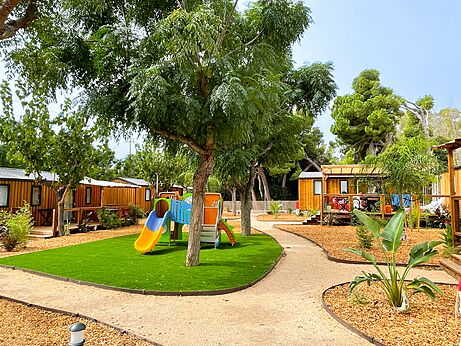 Zona de juegos infantil y Mobil-homes en el camping CAPFUN Mirmanda en Cambrils - Vinyols i els Arcs.