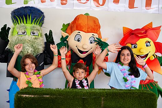 Niños sonrientes con mascotas durante una animación en el camping CAPFUN Mirmanda en Cambrils - Vinyols i els Arcs.