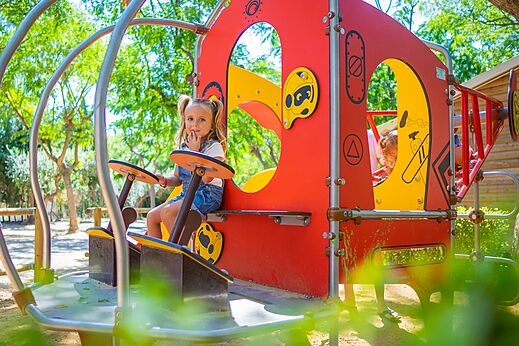 Niña en área de juegos colorida en camping CAPFUN Mirmanda en Cambrils - Vinyols i els Arcs.