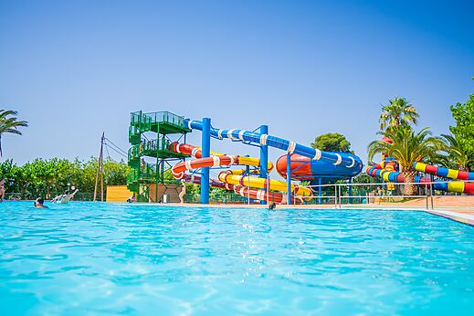 Piscina y toboganes acuáticos en CAPFUN Mirmanda, Cambrils - Vinyols i els Arcs
