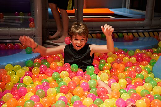 Niño sonriente jugando en una piscina de bolas colorida en el camping CAPFUN Mirmanda en Cambrils - Vinyols i els Arcs (43).