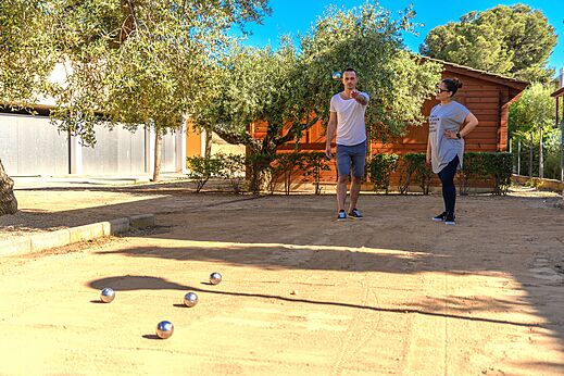 Partida de petanca en el campo de juegos del camping CAPFUN Mirmanda en Cambrils - Vinyols i els Arcs.