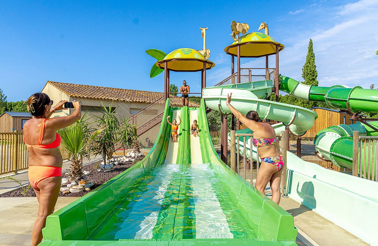 Toboganes acu�ticos y ni�os divirti�ndose en camping VAGUES OCEANES Monte Cristo Vauvert (30).