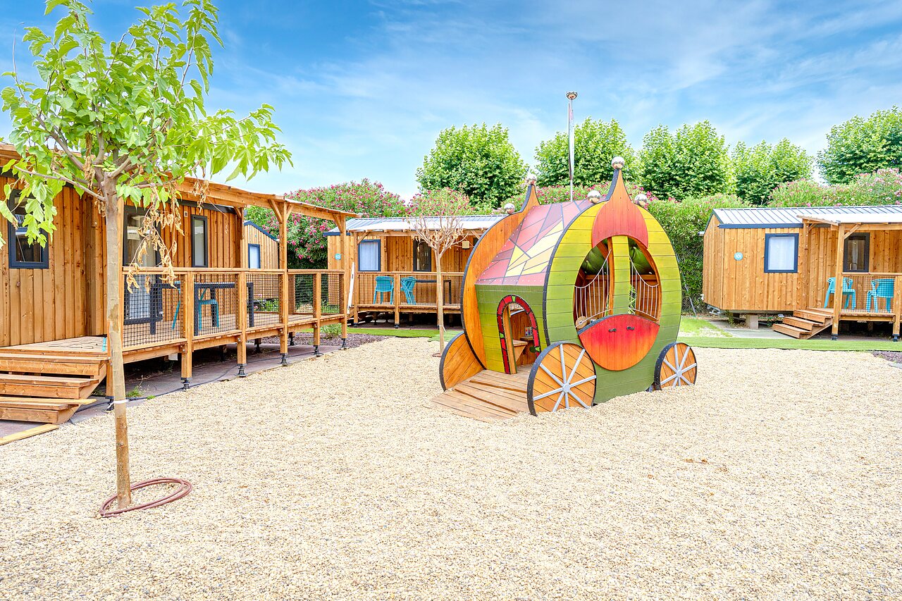 Zona de juegos carruaje y Mobil-homes madera en VAGUES OCEANES Monte Cristo.