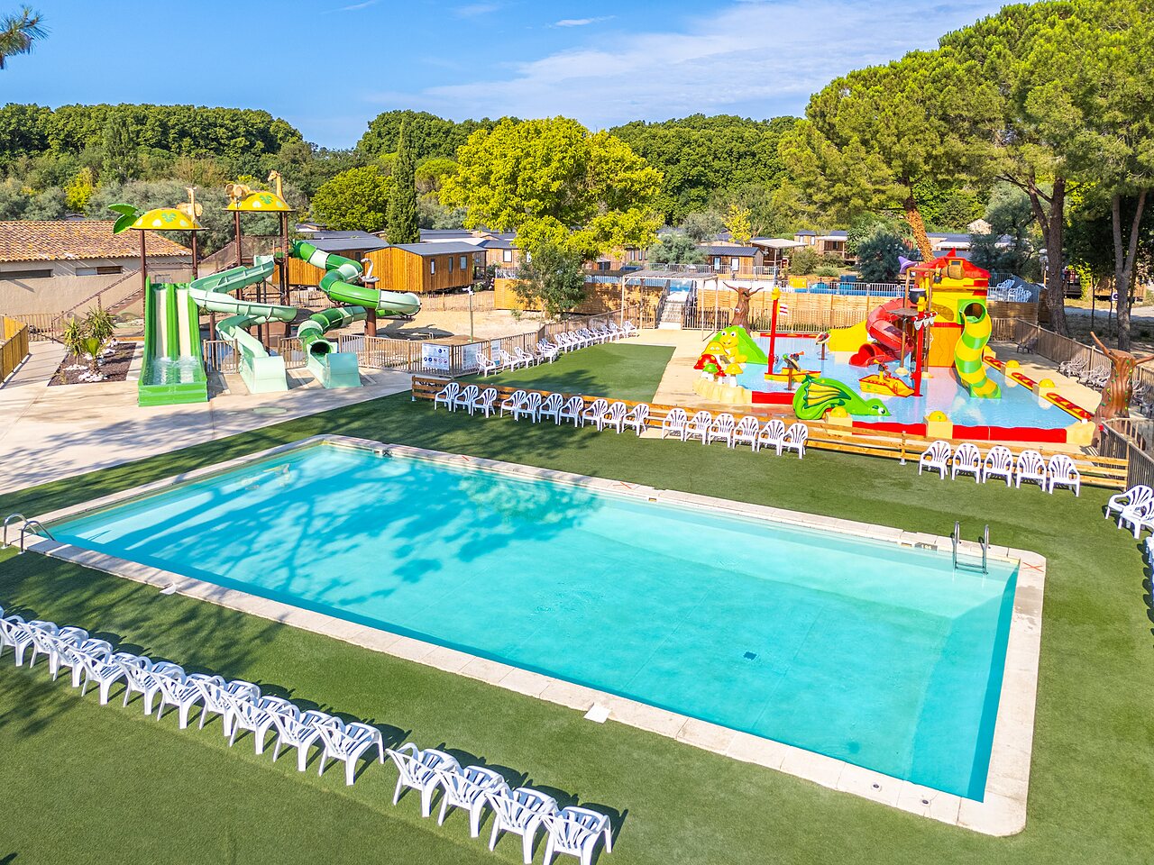 Piscina, toboganes y parque acu�tico del camping VAGUES OCEANES Monte Cristo, Vauvert (30).