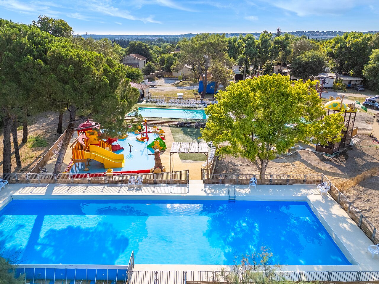 Piscina exterior, piscina infantil y toboganes en camping VAGUES OCEANES Monte Cristo, Vauvert (30).