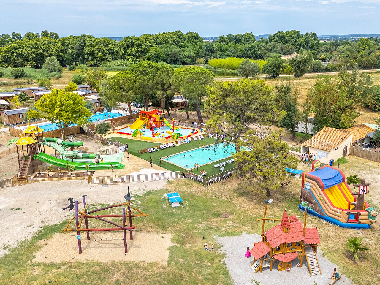 Piscinas, toboganes y juegos en el camping VAGUES OCEANES Monte Cristo en Vauvert (30).