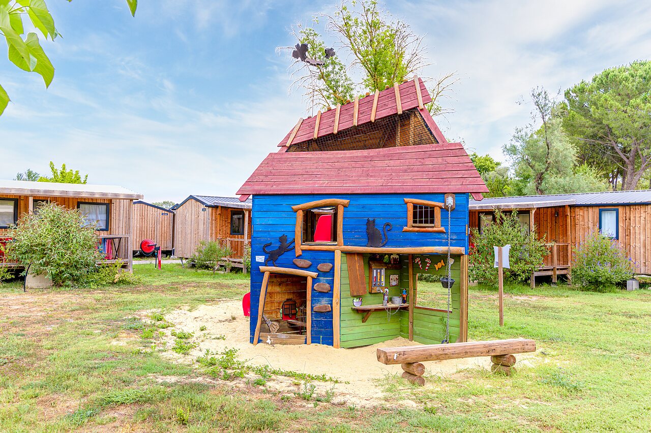 Casita de juegos colorida y Mobil-homes en el camping VAGUES OCEANES Monte Cristo en Vauvert (30).
