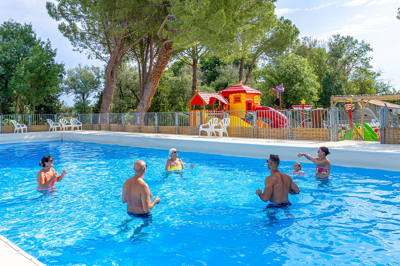Piscina, juegos en el camping VAGUES OCEANES Monte Cristo en Vauvert (30).