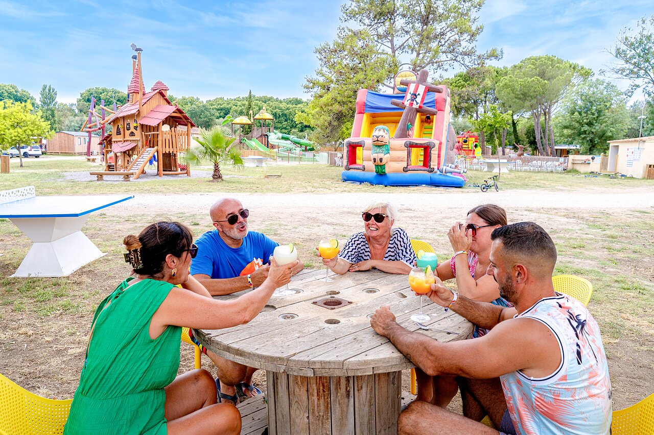 Adultos, bebidas, zona de juegos en el camping VAGUES OCEANES Monte Cristo en Vauvert (30).