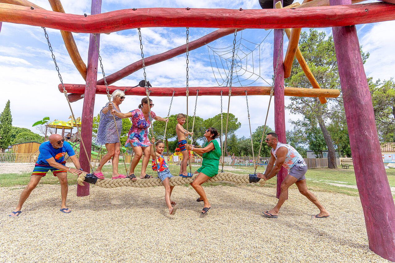 Columpio juegos en el camping VAGUES OCEANES Monte Cristo en Vauvert.