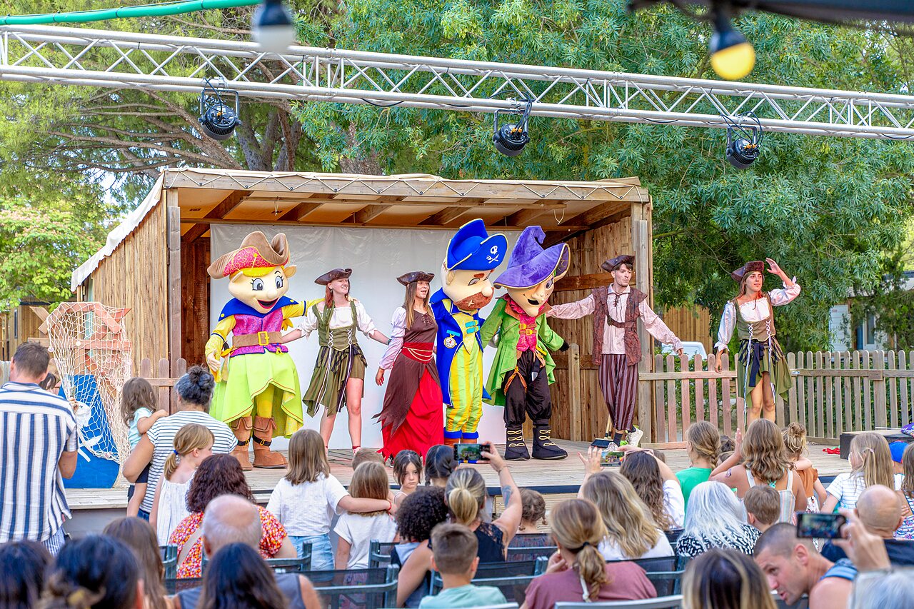 Espect�culo de mascotas y piratas en el escenario para los veraneantes en el camping VAGUES OCEANES Monte Cristo en Vauvert (30).