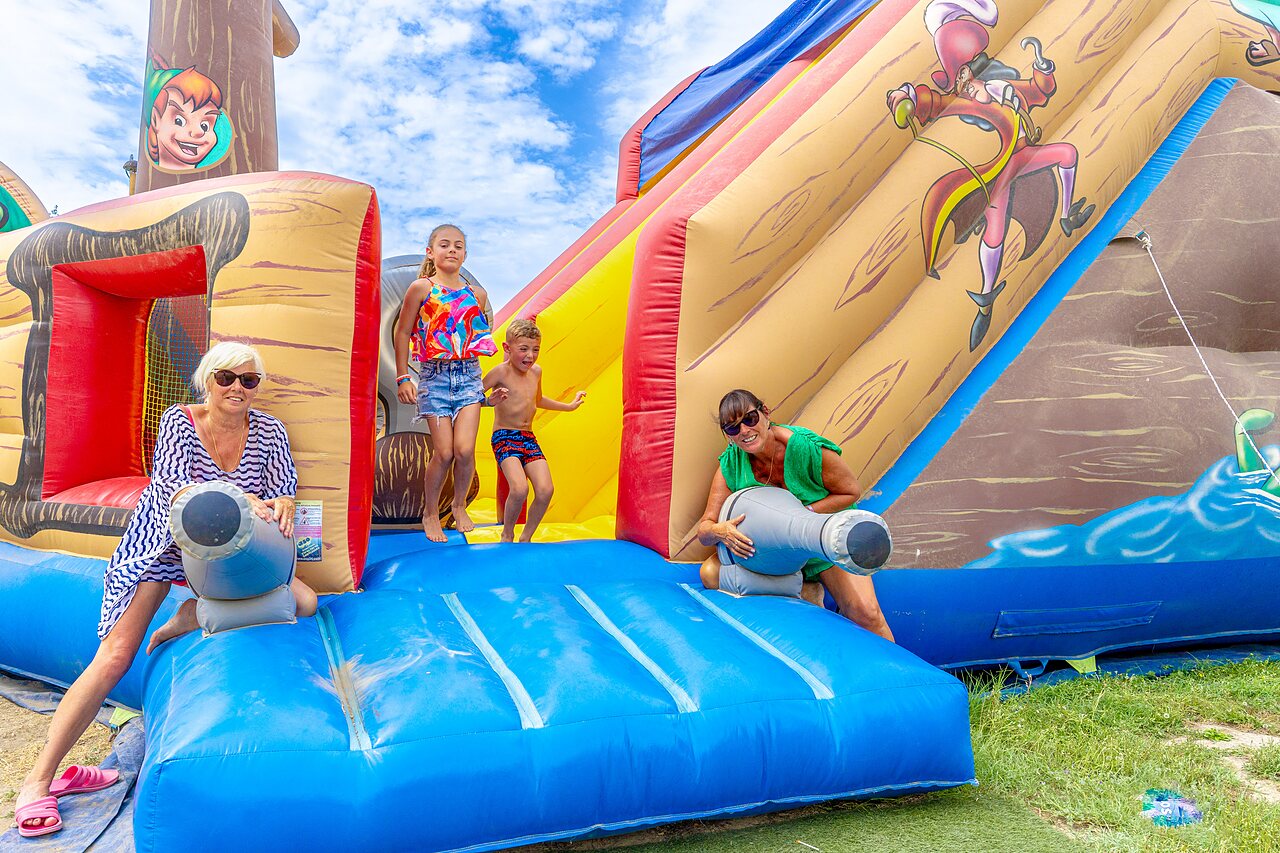 Estructura hinchable pirata, tobog�n en el camping VAGUES OCEANES Monte Cristo en Vauvert (30).