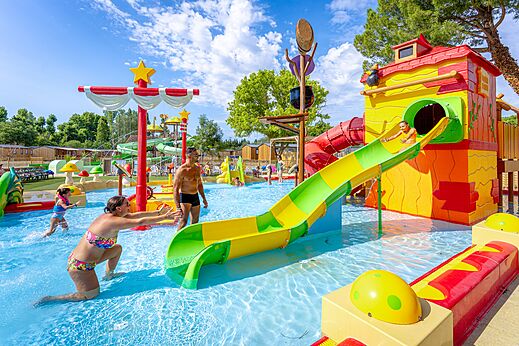 Zona acuática con toboganes y juegos de agua para niños en el camping VAGUES OCEANES Monte Cristo en Vauvert (30).