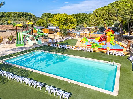 Piscina, toboganes y parque acuático del camping VAGUES OCEANES Monte Cristo, Vauvert (30).