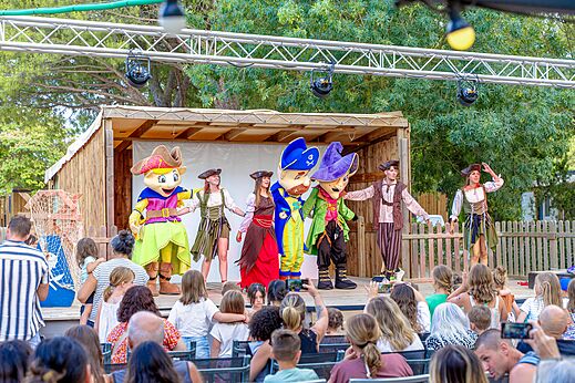 Espectáculo de mascotas y piratas en el escenario para los veraneantes en el camping VAGUES OCEANES Monte Cristo en Vauvert (30).