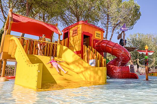 Toboganes acuáticos en el camping VAGUES OCEANES Monte Cristo en Vauvert (30).