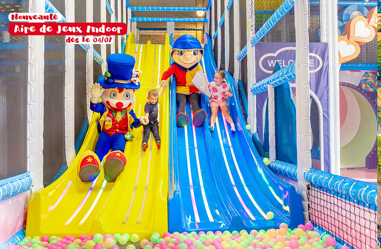 Zona de juegos interior con toboganes, mascota y ni�os en el camping CAPFUN Montsabert en COUTURES (49).