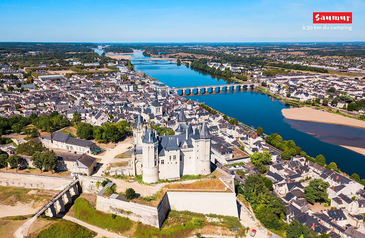 Castillo de Saumur y r�o Loira, ciudad hist�rica para visitar cerca del camping.