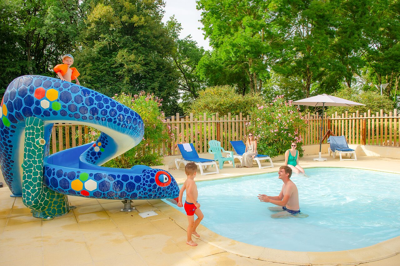 Piscina exterior con tobog�n serpiente, camping CAPFUN Montsabert en COUTURES (49).