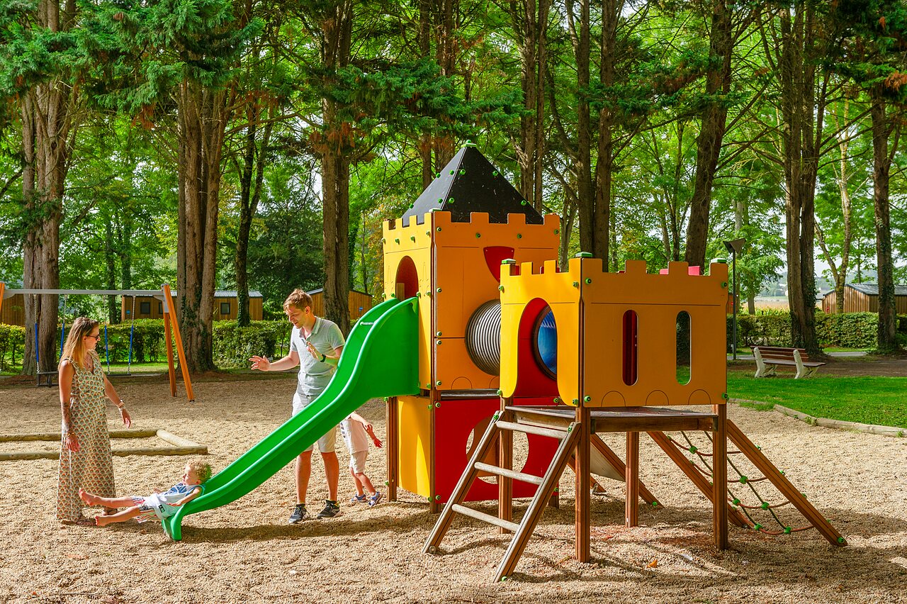 Castillo de juegos, tobog�n, ni�os y padres en CAPFUN Montsabert en COUTURES (49).