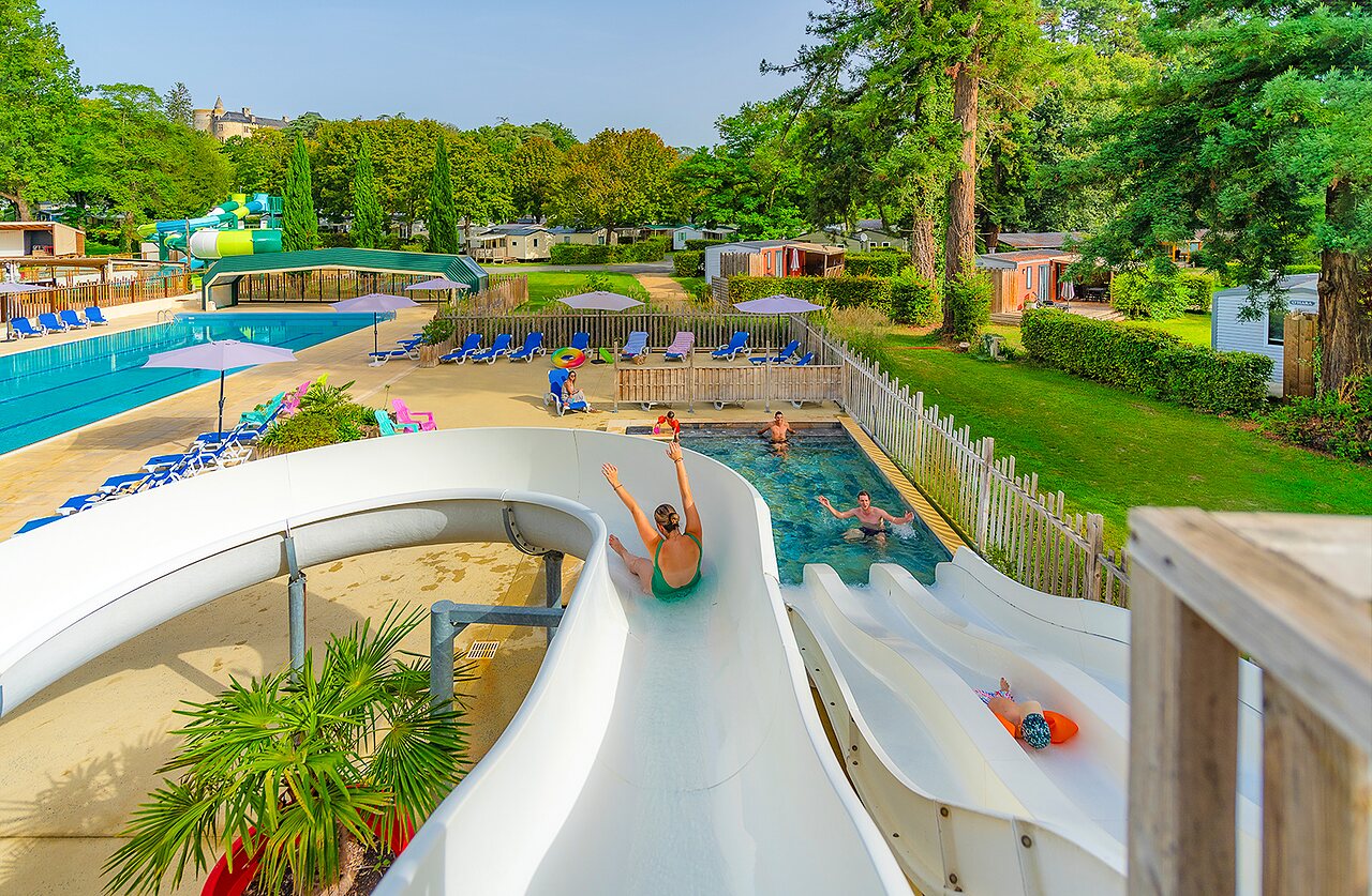 Toboganes acu�ticos y piscina exterior animada en el camping CAPFUN Montsabert en COUTURES (49).