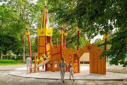Parque infantil castillo de madera para niños en el camping CAPFUN Montsabert en COUTURES (49).