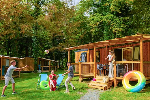 Casa móvil con terraza y familia en el camping CAPFUN Montsabert en COUTURES (49).