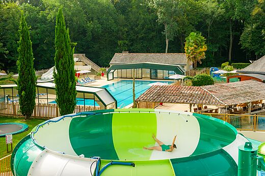 Tobogán acuático gigante y piscinas vista aérea en camping CAPFUN Montsabert COUTURES (49).
