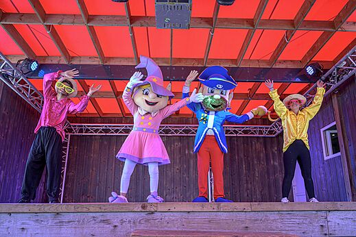 Espectáculo de animación con mascotas y animadores en el escenario del camping CAPFUN Montsabert en COUTURES (49).