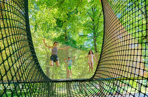 Niños saltando en red de juegos gigante en camping CAPFUN Montsabert en COUTURES (49).