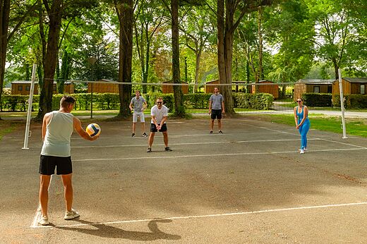 Campo de voleibol exterior con veraneantes jugando en el camping CAPFUN Montsabert en COUTURES (49).
