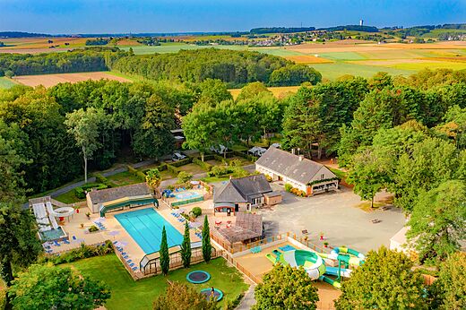 Vista aérea complejo acuático con piscinas y toboganes en camping CAPFUN Montsabert, COUTURES (49).