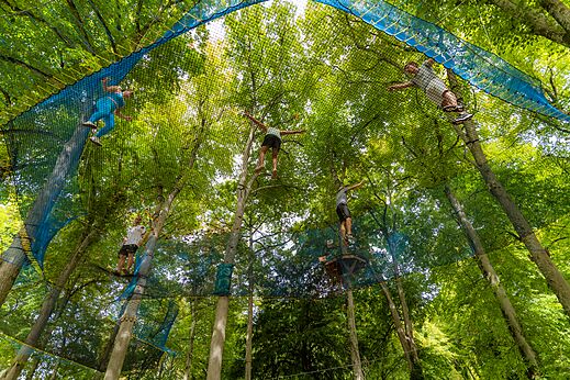 Recorrido de aventura en redes suspendidas entre árboles en el camping CAPFUN Montsabert en COUTURES (49).