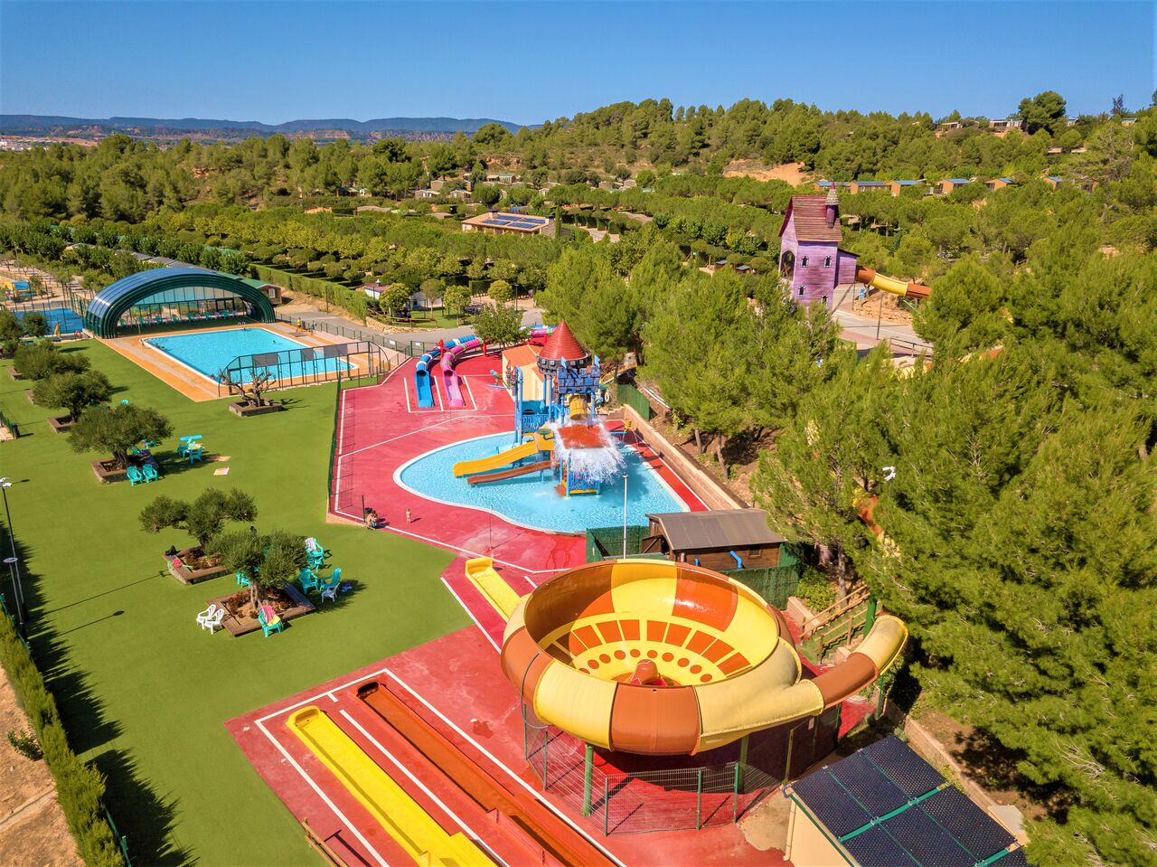 Parque acu�tico con toboganes gigantes y piscinas, en el camping CAPFUN Montblanc Park en Montblanc (43).
