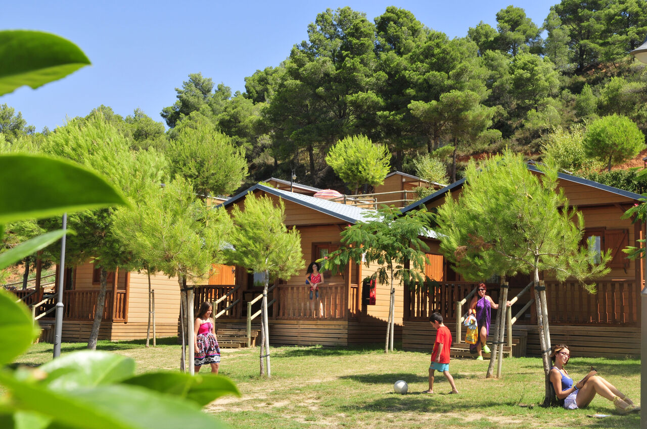 Mobil-homes de madera, veraneantes en el camping CAPFUN Montblanc Park en Montblanc.