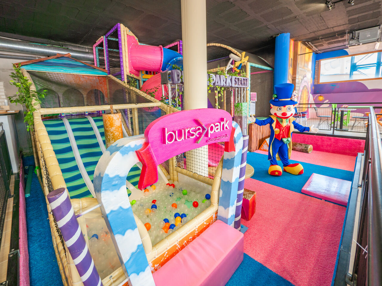 �rea de juegos interior, toboganes, piscina de bolas, mascota en CAPFUN Montblanc Park (43).