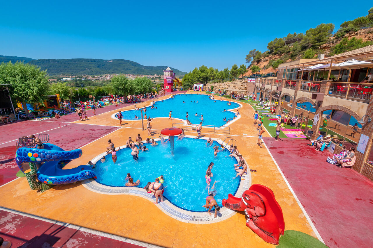 Piscinas exteriores, toboganes y juegos acu�ticos en CAPFUN Montblanc Park, Montblanc (43).