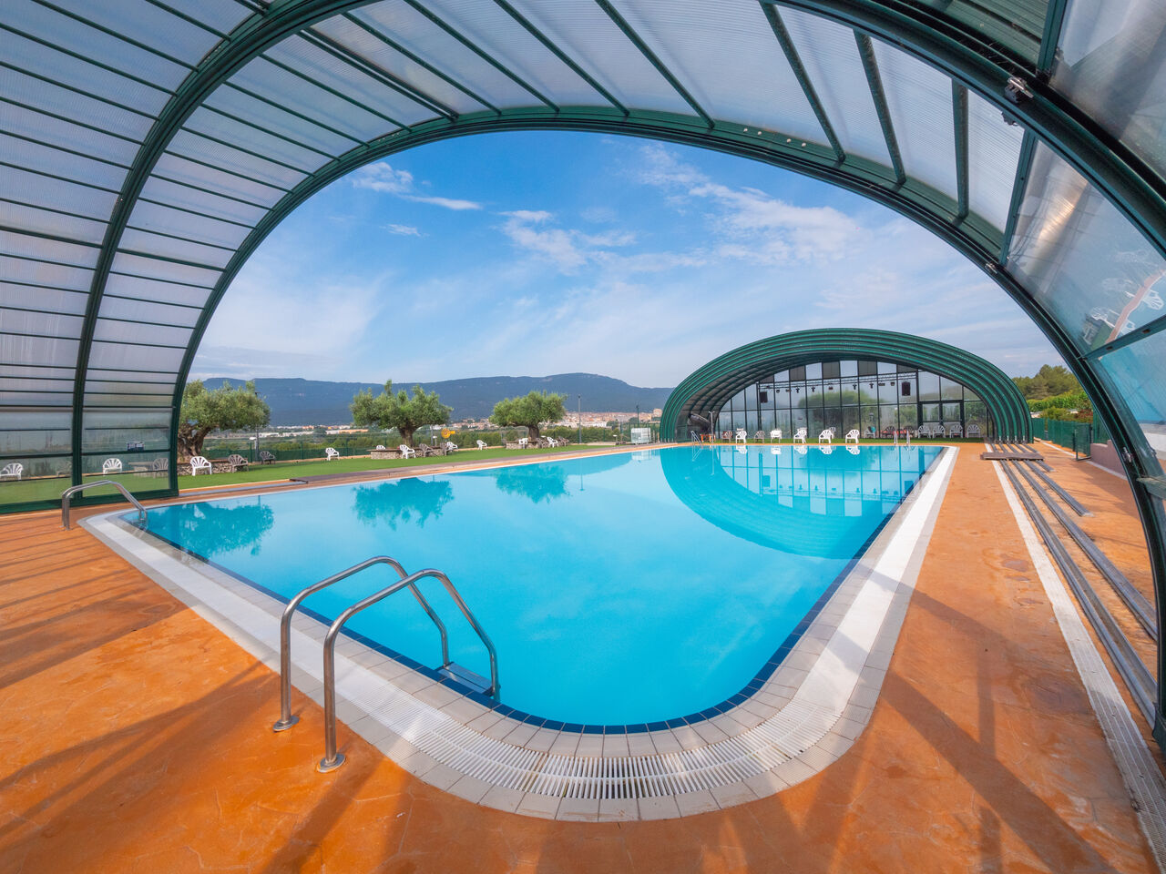 Gran piscina exterior con techo arqueado en el camping CAPFUN Montblanc Park en Montblanc (43).