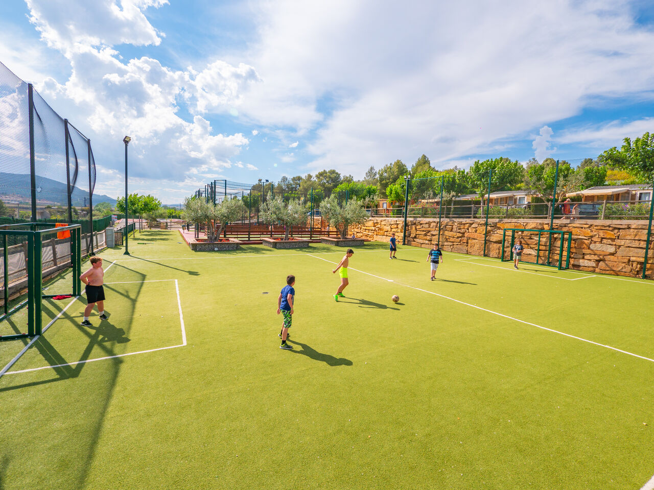 Ni�os jugando f�tbol en campo multideportivo, Mobil-homes en camping CAPFUN Montblanc Park (43).