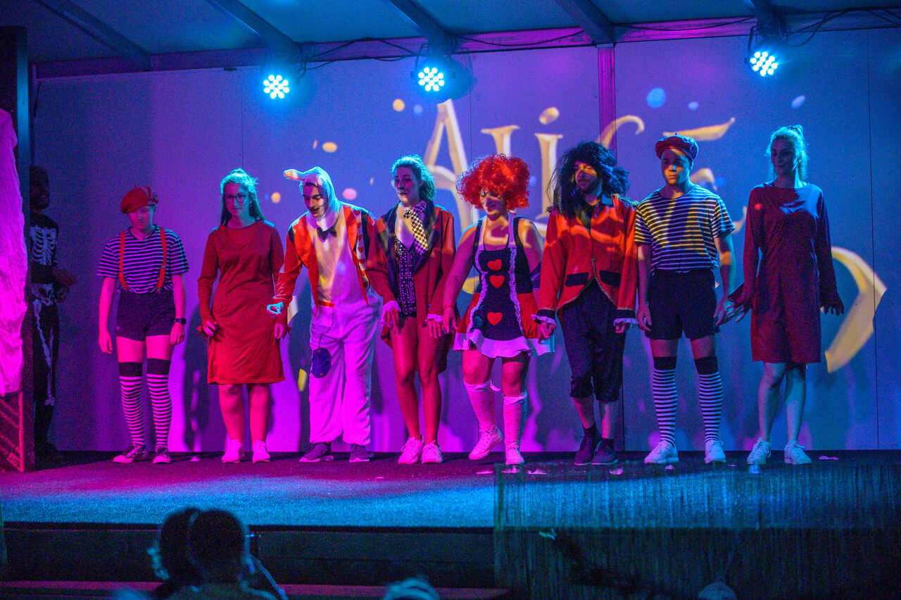 Espect�culo de animaci�n con personajes disfrazados en el escenario del camping CAPFUN Montblanc Park en Montblanc (43).