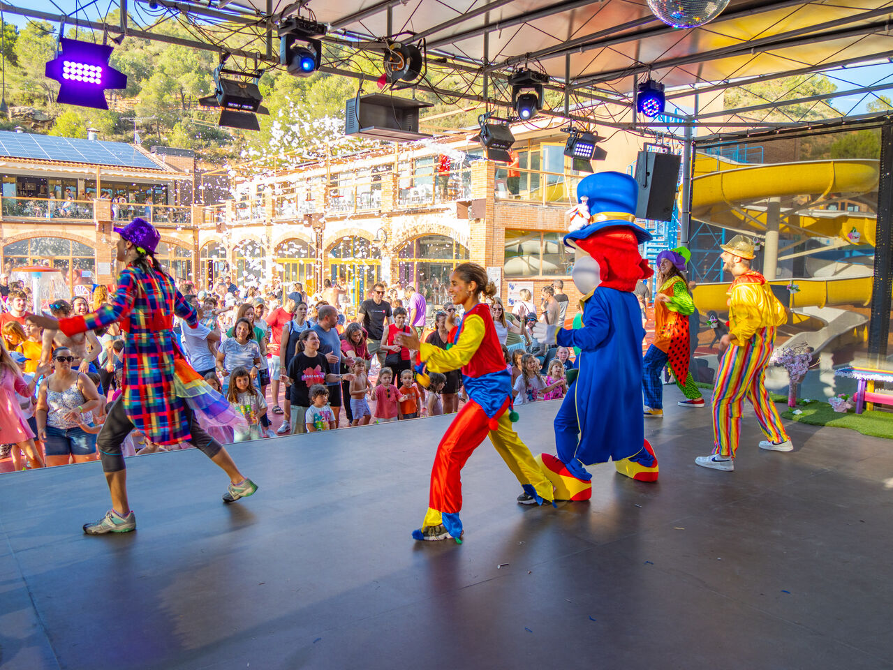 Espect�culo de animaci�n colorido con tobog�n en el camping CAPFUN Montblanc Park en Montblanc (43).