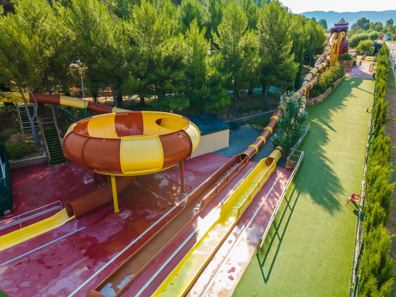 Toboganes acu�ticos gigantes y zona de juegos de agua en el camping CAPFUN Montblanc Park en Montblanc (43).
